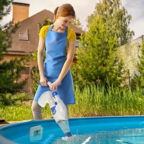 Outsunny Pulitore Aspiratore Per Piscine A Batteria Con Palo Telescopico, Spazzole E Filtro, Bianco E Blu 4 Outsunny Pulitore Aspiratore Per Piscine A Batteria Con Palo Telescopico, Spazzole E Filtro, Bianco E Blu - immagine 2